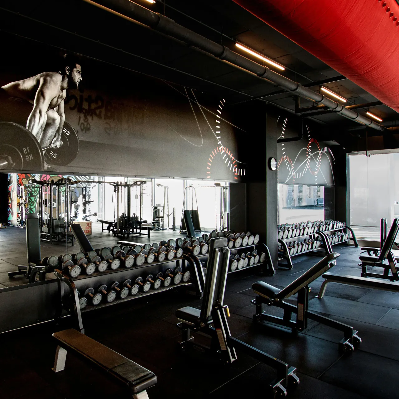 Freihantelbereich in einem Fitnesscenter